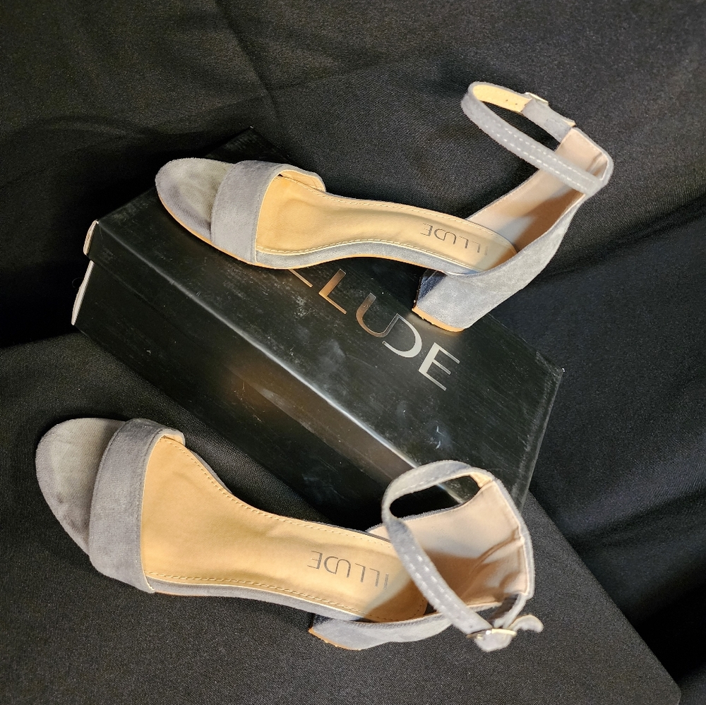 Size 8 Illude Grey "suede" sandals